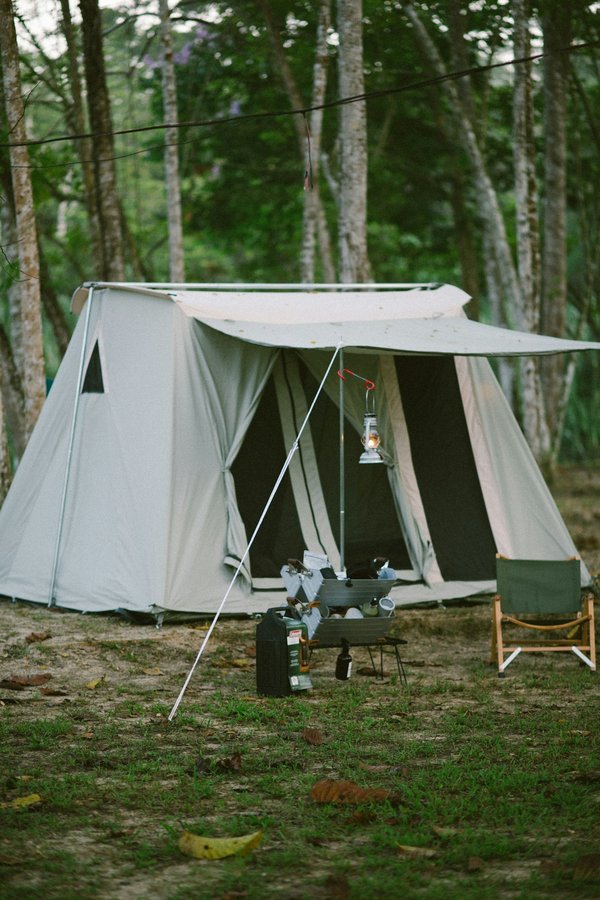 Comment préparer un itinéraire de camping pour découvrir les volcans actifs en Indonésie?